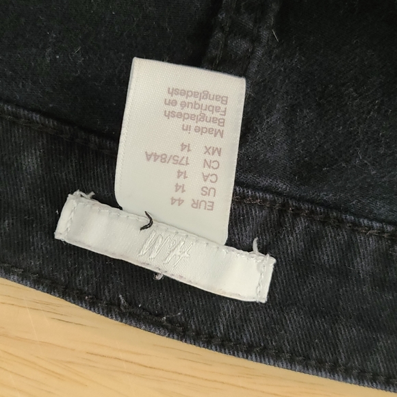 3/$12 or 5/$17⭐️Black Denim Shorts - Picture 3 of 3